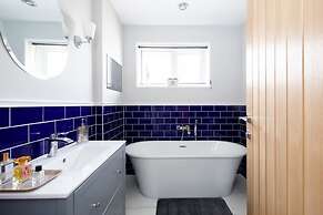 Seaside Serenity 3-bed Deck Garden Near Shore