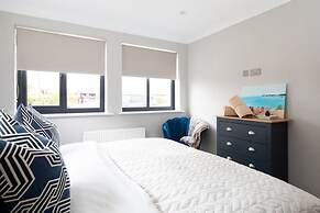 Seaside Serenity 3-bed Deck Garden Near Shore