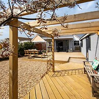 Seaside Serenity 3-bed Deck Garden Near Shore