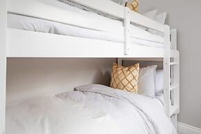 Seaside Serenity 3-bed Deck Garden Near Shore