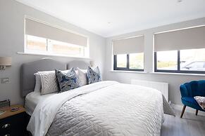 Seaside Serenity 3-bed Deck Garden Near Shore