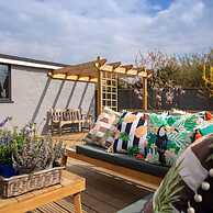 Seaside Serenity 3-bed Deck Garden Near Shore