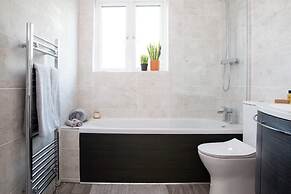 Spacious House for 10 With Hot Tub Nr Beach