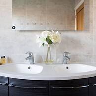 Spacious House for 10 With Hot Tub Nr Beach