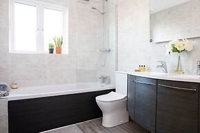 Spacious House for 10 With Hot Tub Nr Beach