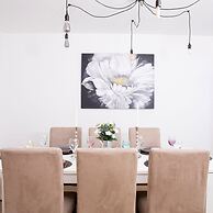 Spacious House for 10 With Hot Tub Nr Beach