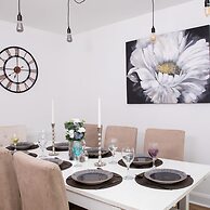 Spacious House for 10 With Hot Tub Nr Beach