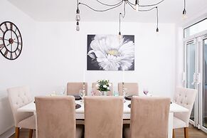 Spacious House for 10 With Hot Tub Nr Beach