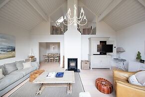 Superior House for 6 Near Beach w Parking Garden