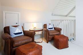 Superior House for 6 Near Beach w Parking Garden