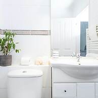 Superior House for 6 Near Beach w Parking Garden