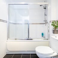 Superior House for 6 Near Beach w Parking Garden