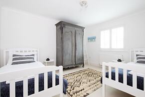 Superior House for 6 Near Beach w Parking Garden