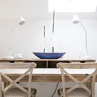 Superior House for 6 Near Beach w Parking Garden