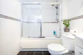 Superior House for 6 Near Beach w Parking Garden