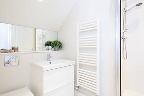 Superior House for 6 Near Beach w Parking Garden