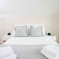 Superior House for 6 Near Beach w Parking Garden