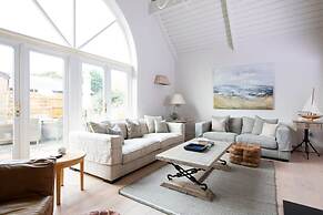 Superior House for 6 Near Beach w Parking Garden