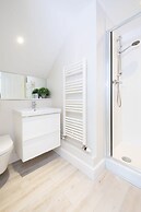 Superior House for 6 Near Beach w Parking Garden