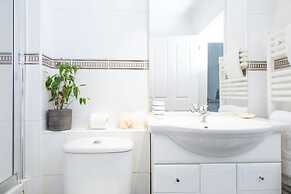 Superior House for 6 Near Beach w Parking Garden