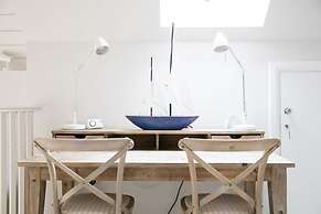 Superior House for 6 Near Beach w Parking Garden