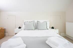 Superior House for 6 Near Beach w Parking Garden