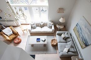 Superior House for 6 Near Beach w Parking Garden