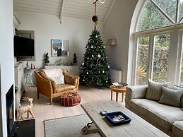 Superior House for 6 Near Beach w Parking Garden