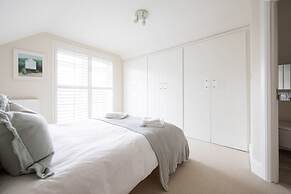 Superior House for 6 Near Beach w Parking Garden