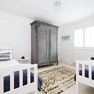 Superior House for 6 Near Beach w Parking Garden