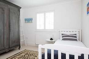 Superior House for 6 Near Beach w Parking Garden