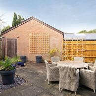 Superior House for 6 Near Beach w Parking Garden