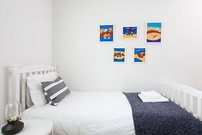 Superior House for 6 Near Beach w Parking Garden