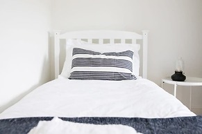 Superior House for 6 Near Beach w Parking Garden