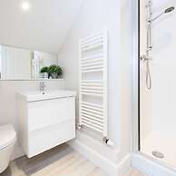 Superior House for 6 Near Beach w Parking Garden