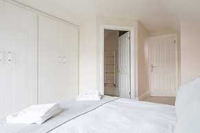 Superior House for 6 Near Beach w Parking Garden