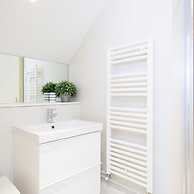 Superior House for 6 Near Beach w Parking Garden