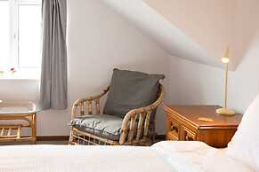 Stunning Beachfront Apt w Balcony Sea Views