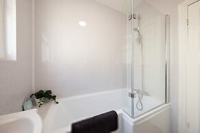 Stunning Beachfront Apt w Balcony Sea Views