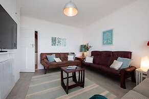 Stunning Beachfront Apt w Balcony Sea Views