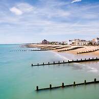 Stunning Beachfront Apt w Balcony Sea Views