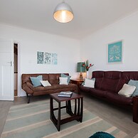 Stunning Beachfront Apt w Balcony Sea Views