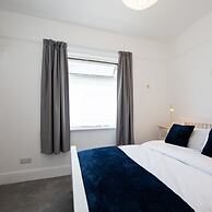 Stunning Beachfront Apt w Balcony Sea Views