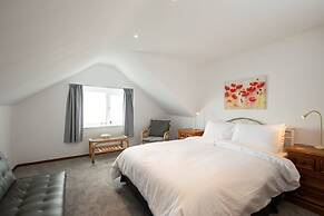 Stunning Beachfront Apt w Balcony Sea Views