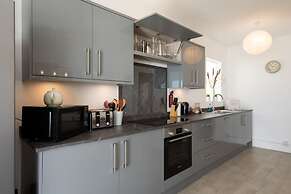 Stunning Beachfront Apt w Balcony Sea Views