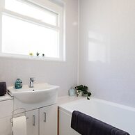 Stunning Beachfront Apt w Balcony Sea Views