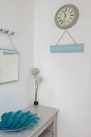 Stunning Beachfront Apt w Balcony Sea Views