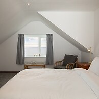 Stunning Beachfront Apt w Balcony Sea Views