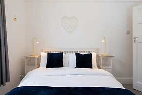 Stunning Beachfront Apt w Balcony Sea Views