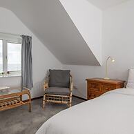 Stunning Beachfront Apt w Balcony Sea Views